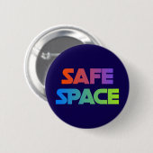 VEILIGE RUIMTE – Bold Rainbow Statement Button (Voorkant /achterkant)