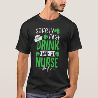 Veiligheid Eerst Drink Met Een Verpleegster Grappi T-shirt