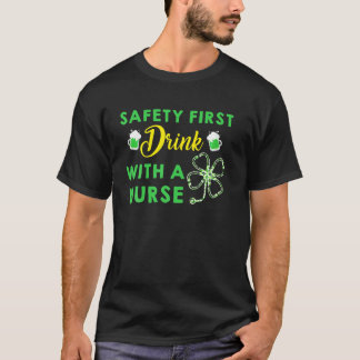 Veiligheid Eerst Drink Met Een Verpleegster St Pat T-shirt