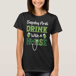 Veiligheid Eerst Drink Met Een Verpleegster St Pat T-shirt