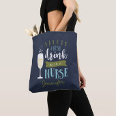 Veiligheid eerst, drink met een verpleegster. tote bag (Dichtbij)