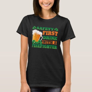 Veiligheid eerste Drink met een brandweerman St Pa T-shirt