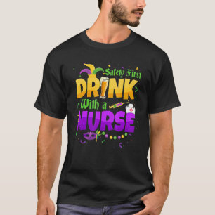 Veiligheid eerste Drink met een verpleegkundige Ma T-shirt