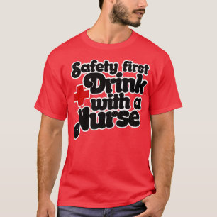 Veiligheid eerste Drink met een verpleegkundige T-shirt
