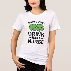 Veiligheid eerste Drink met een verpleegkundige    Tri-Blend Shirt