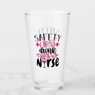 Veiligheid eerste drink met een verpleegkundige wo glas