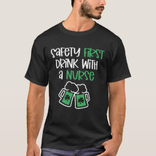 Veiligheid eerste Drink met een verpleegster St Pa T-shirt