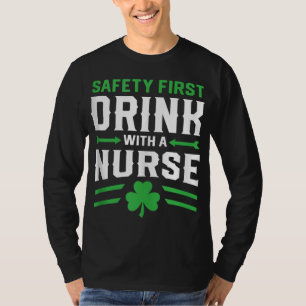 Veiligheid eerste Drink met een verpleegster St Pa T-shirt