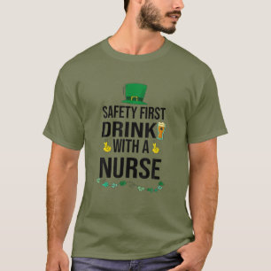 Veiligheid eerste Drink met een zuster bier overde T-shirt