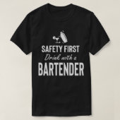 VEILIGHEIDSEERSTE DRINK MET EEN BARTENDER T-SHIRT (Design voorkant)