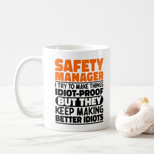 Veiligheidsmanager I Probeer Dingen Grappig Te Mak Koffiemok (Met donut)