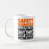 Veiligheidsmanager I Probeer Dingen Grappig Te Mak Koffiemok (Links)