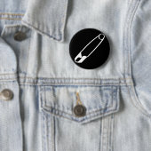 Veiligheidsspelden Button – wit-op-zwart (In situ)