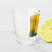 Veld met bloeiende klaprozen shot glas (Links)