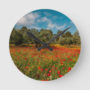 Veld met bloemen en bomen ronde klok