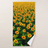 Veld met felgele zonnebloemen op zonnige dag. badhanddoek (Badhanddoek)