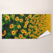 Veld met felgele zonnebloemen op zonnige dag. badhanddoek (Badhanddoek)