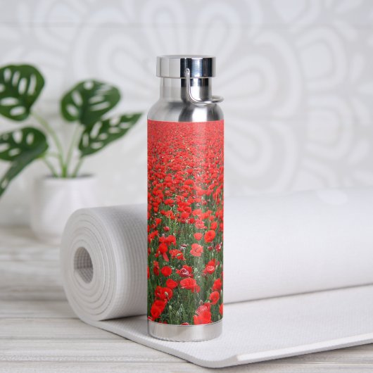 Veld met rode klaprozen waterfles (Yoga)