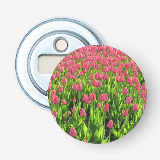 Veld met roze tulpen button flesopener (Voorkant)