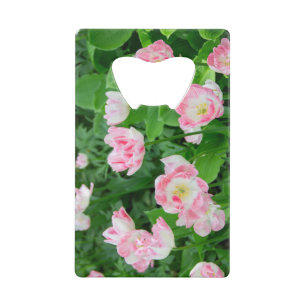 Veld met roze tulpen creditkaart flessenopener