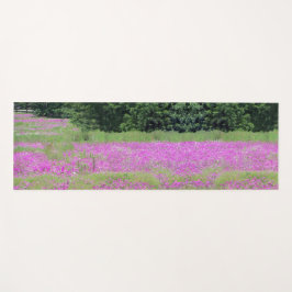 Veld met wilde Phlox-bloemen op een yogamat