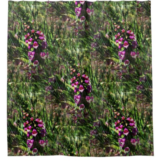 Veld van Foxglove bloemen..... Douchegordijn (Voorkant)