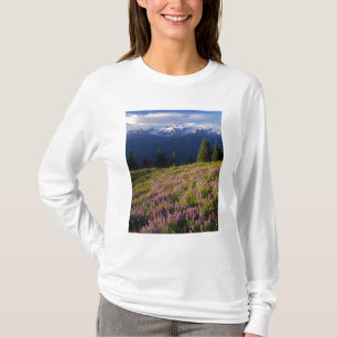 veld van lupine, Mt. Olympus, en wolken bij T-shirt