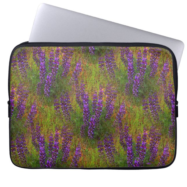Veld van Lupines...... Laptop Sleeve (Voorkant)