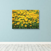Veld van zwarte-ogige susans canvas afdruk (Insitu (Houten vloer))