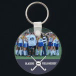 Veldhockey Team Player Fotonaam Aangepast Sleutelhanger<br><div class="desc">Fun-sleutelhanger met foto,  hockeysticks/bal,  teamnaam en optioneel jaar nummer. Het maakt een geweldig einde van het seizoen cadeau.</div>