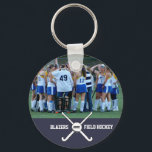 Veldhockey Team Player Fotonaam Aangepast Sleutelhanger<br><div class="desc">Fun-sleutelhanger met foto,  hockeysticks/bal,  teamnaam en optioneel jaar nummer. Het maakt een geweldig einde van het seizoen cadeau.</div>