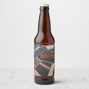 Veldkanteling van het groene landschap, aardbeving bier etiket