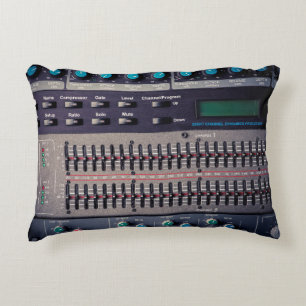 Vele knopen op een correcte mixer in een opnamestu accent kussen