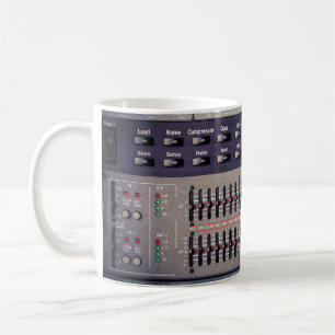 Vele knopen op een correcte mixer in een opnamestu koffiemok