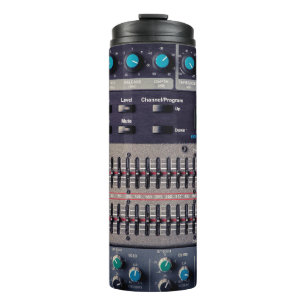Vele knopen op een correcte mixer in een opnamestu thermosbeker