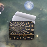 Vele motorlaptophoes met naam of Initiaal Laptop Sleeve<br><div class="desc">Deze laptophoes is uitgerust met een abstract,  gevlochten maanontwerp met een aanpasbare band voor onze naam of initialen. Dit lunarontwerp omvat een band in zwart met een contrasterende grens,  en jouw naam of initialen in rood.</div>
