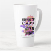 Velen sterven te laat en een paar te vroeg. NIETZS Latte Mok (Rechterhoek)