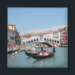 Venetiaans kanaal magneet<br><div class="desc">Een heldere,  zomerse dag in Venetië,  Italië! Kleed een wand of kledingstuk aan met dit zonnige afbeelding. Bekijk mijn winkel voor meer patroonobjecten en cadeau-ideeën of combineer objecten om een interessant cadeaupakket te creëer!</div>