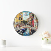 Venetiaans kanaal met huizen en brug. Italië. Grote Klok (Huis)