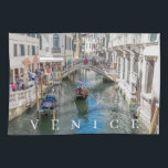 Venetië kanaal en brug uitzicht theedoek<br><div class="desc">Een prachtig uitzicht van een van de vele grachten en bruggen in Venetië in Italië gedrukt op een souvenir theedoek.</div>