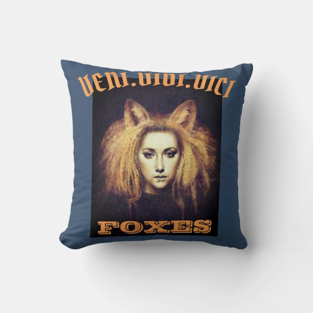 Veni Vidi Vici Foxes Fox Girl Throw Cushion Kussen (Voorkant)