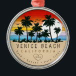 Venice Beach California Retro Palmbomen Souvenir Metalen Ornament<br><div class="desc">Venice Beach retro strand ontwerp voor vakantie. Venice Beach California Cities souvenir voor reizen naar California Beach Towns. Venice Beach strandkunstwerk voor vakantiegangers en backpackers uit Californië. Venetië Beach retro souvenir. Ontwerp voor backpackers en reis naar Californië. Strand met souvenir voor vakantiegangers aan zee. - U kunt de sjabloon personaliseren...</div>