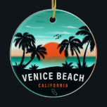 Venice Beach California Retro Sunset Souvenirs 60s Keramisch Ornament<br><div class="desc">Venice Beach,  Californië. Dit retro ontwerp maakt een geweldig kerst- of verjaardagscadeau voor fans van Venice Beach. Het retro zomervibes-ontwerp is een perfect cadeau voor reisliefhebbers en fans van tropische bestemmingen.</div>