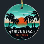 Venice Beach California Retro Sunset Souvenirs 60s Keramisch Ornament<br><div class="desc">Venice Beach,  Californië. Dit retro ontwerp maakt een geweldig kerst- of verjaardagscadeau voor fans van Venice Beach. Het retro zomervibes-ontwerp is een perfect cadeau voor reisliefhebbers en fans van tropische bestemmingen.</div>