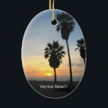 Venice Beach California Sunset Souvenir Keramisch Ornament<br><div class="desc">Dit fotografische afbeelding shows hoge palmbomen in silhouet die tegen een prachtige, levendige gele, gouden, oranje en rode zonsondergang boven de Stille Oceaan in Venetië Beach, Californië staan. Voeg facultatieve tekst of uw vakantiedata voor toe één van een soort uniek souvenir. Een ander origineel exclusief ontwerp van Sonja Quidama Afbeelding...</div>