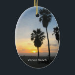Venice Beach California Sunset Souvenir Keramisch Ornament<br><div class="desc">Dit fotografische afbeelding shows hoge palmbomen in silhouet die tegen een prachtige, levendige gele, gouden, oranje en rode zonsondergang boven de Stille Oceaan in Venetië Beach, Californië staan. Voeg facultatieve tekst of uw vakantiedata voor toe één van een soort uniek souvenir. Een ander origineel exclusief ontwerp van Sonja Quidama Afbeelding...</div>