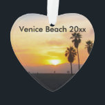 Venice Beach California Sunset Souvenir Ornament<br><div class="desc">Dit fotografische afbeelding shows hoge palmbomen in silhouet die tegen een prachtige, levendige gele, gouden, oranje en rode zonsondergang boven de Stille Oceaan in Venetië Beach, Californië staan. Voeg facultatieve tekst of uw vakantiedata voor toe één van een soort uniek souvenir. Een ander origineel exclusief ontwerp van Sonja Quidama Code...</div>
