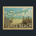 Venice Beach Vintage Reis Briefkaart<br><div class="desc">Deze groeten van het  briefkaart van Venetië Beach voorzien van een zandstrand met een prachtig turkooistisch oceaanwater en boven het zee,  een blauwe hemel met blauw witte wolken. In de klassieke reisstijl.</div>