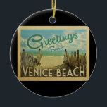 Venice Beach Vintage Reis Keramisch Ornament<br><div class="desc">Deze groeten van het  briefkaart van Venetië Beach voorzien van een zandstrand met een prachtig turkooistisch oceaanwater en boven het zee,  een blauwe hemel met blauw witte wolken. In de klassieke reisstijl.</div>