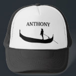 Venice Gondola Silhouette Black en White Trucker Pet<br><div class="desc">Creëer een gepersonaliseerd cadeau met een Venetiaanse stijl. Dit baseball-pet of -truckers pet is voorzien van een silhouetstijl illustratie van een Venetië,  een Italiaanse gondolier en gondola in het zwart en is klaar om gepersonaliseerd te worden met een naam hierboven in bijbehorend zwart schrift</div>